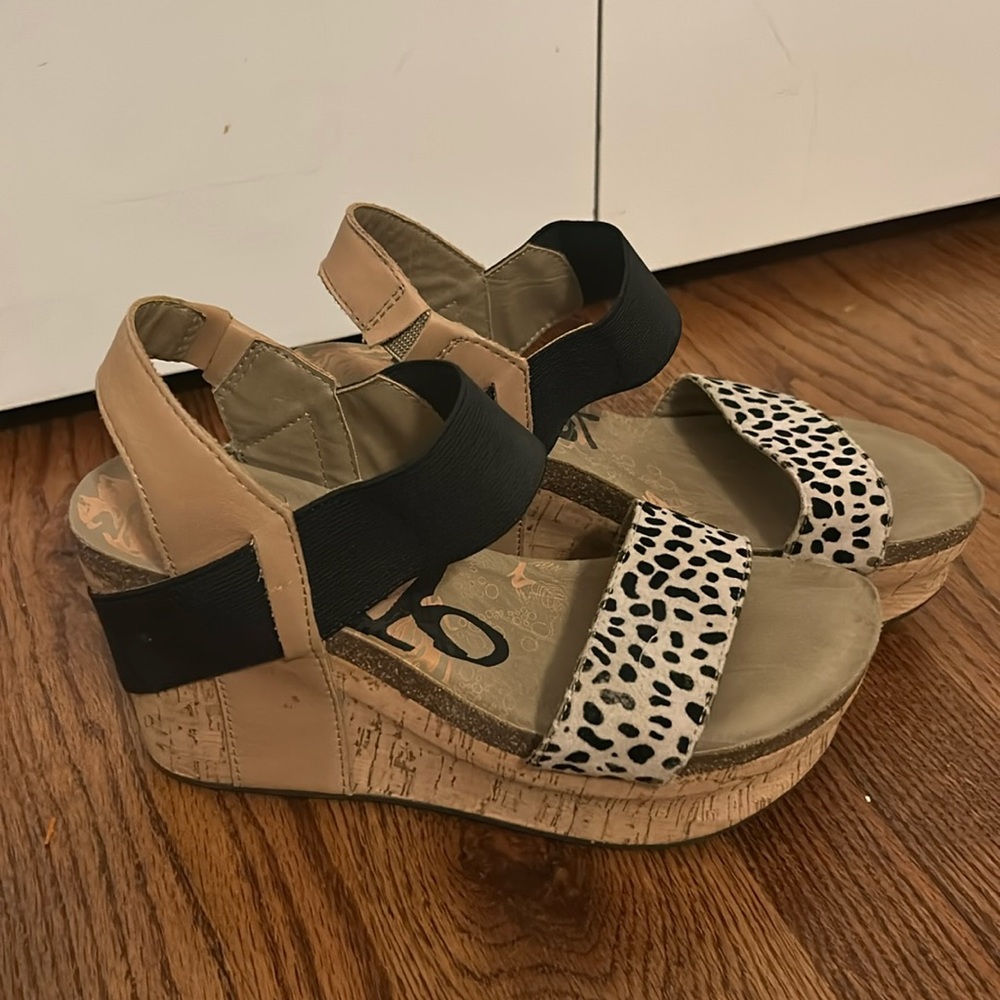 OTBT Tan and Black Wedge Heels